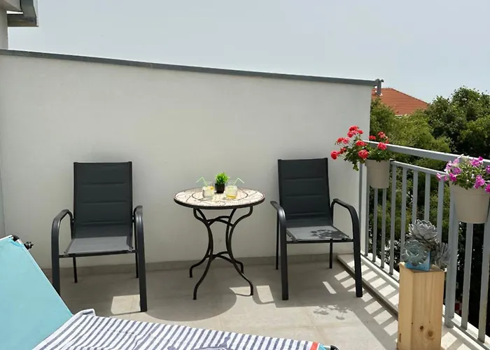 Bee House Suite - Brand New Apartment 100 M From Sea